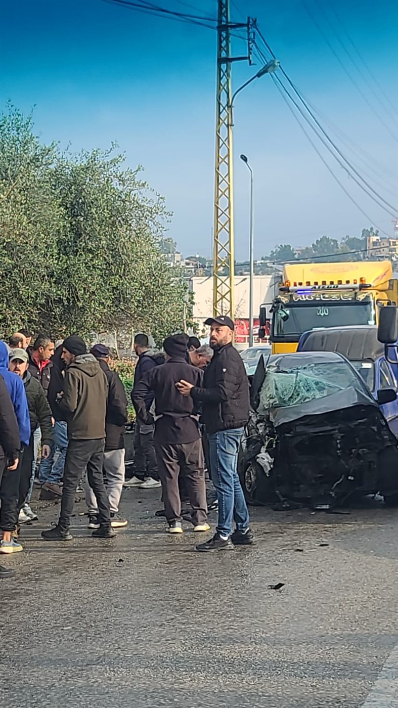 حادث سير مروع في صور: اصطدام سيارتين وانقلاب احداهما وانفصال محركها واصابة رجل وامرأة