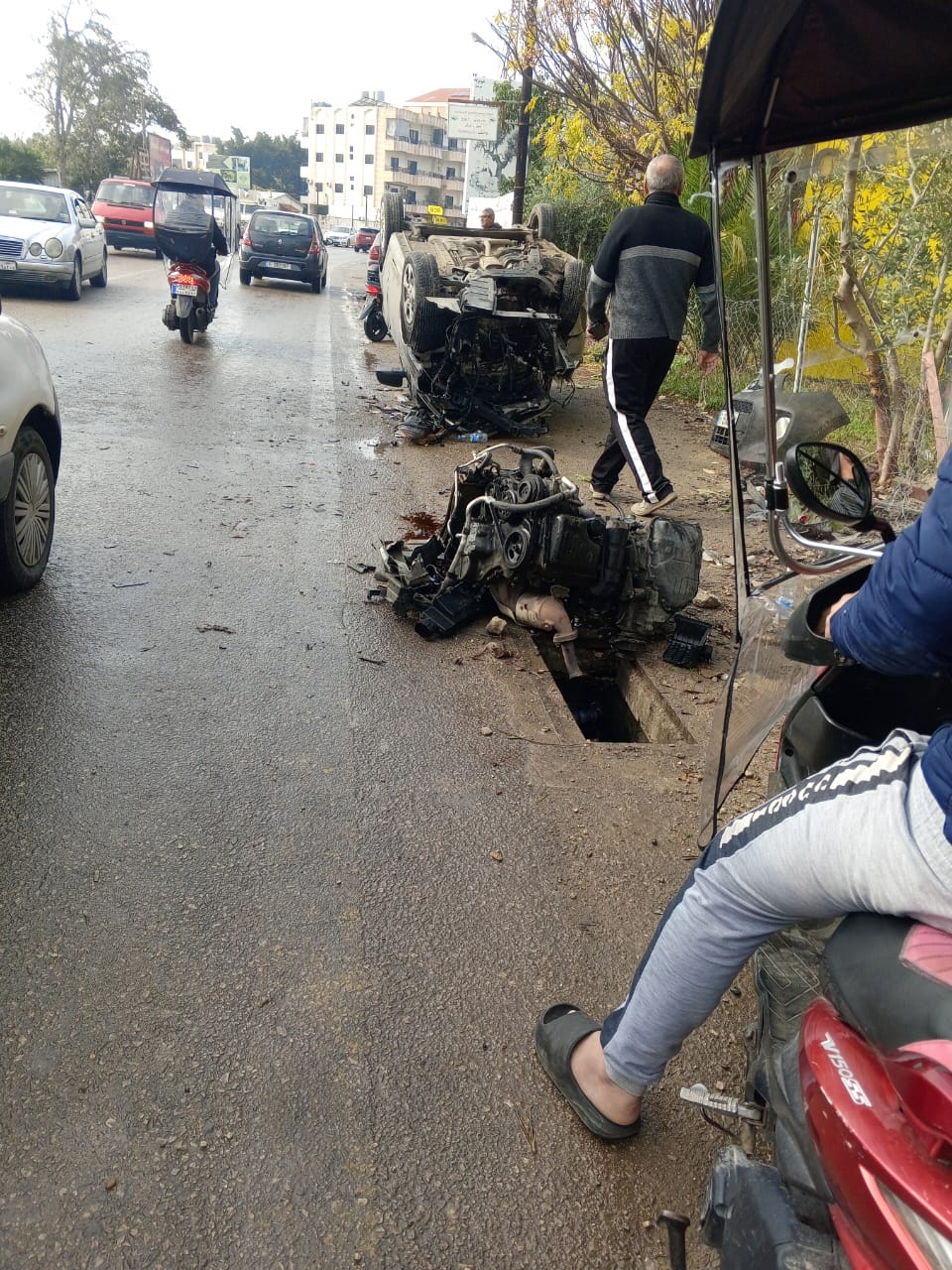 حادث سير مروع في صور: اصطدام سيارتين وانقلاب احداهما وانفصال محركها واصابة رجل وامرأة