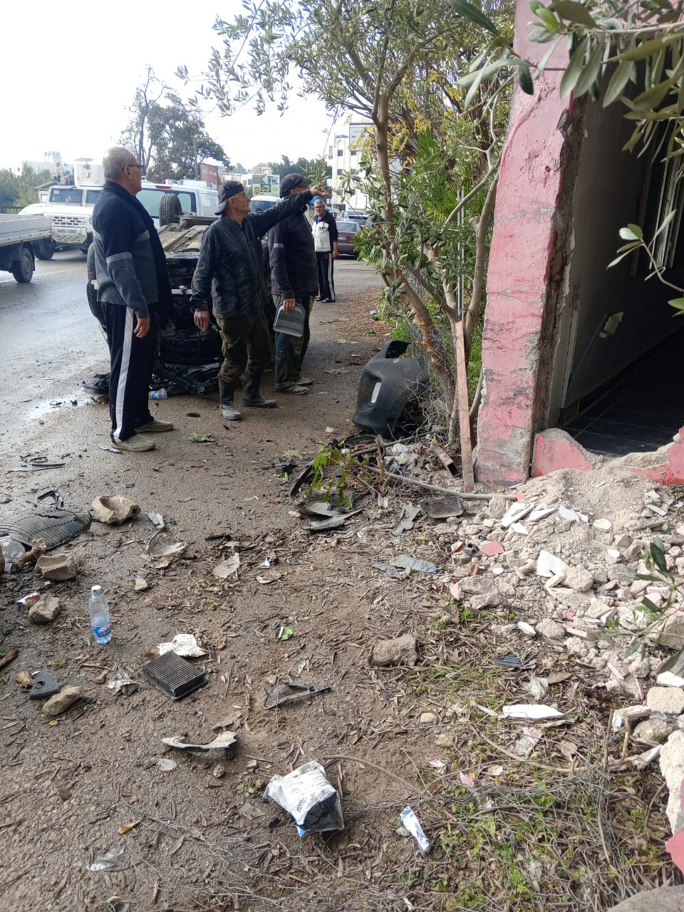 حادث سير مروع في صور: اصطدام سيارتين وانقلاب احداهما وانفصال محركها واصابة رجل وامرأة