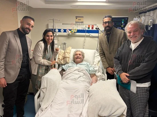 يعاني من مشكلات في القلب.. نقل فنان شهير إلى المستشفى إثر وعكة صحية مفاجئة (صورة)
