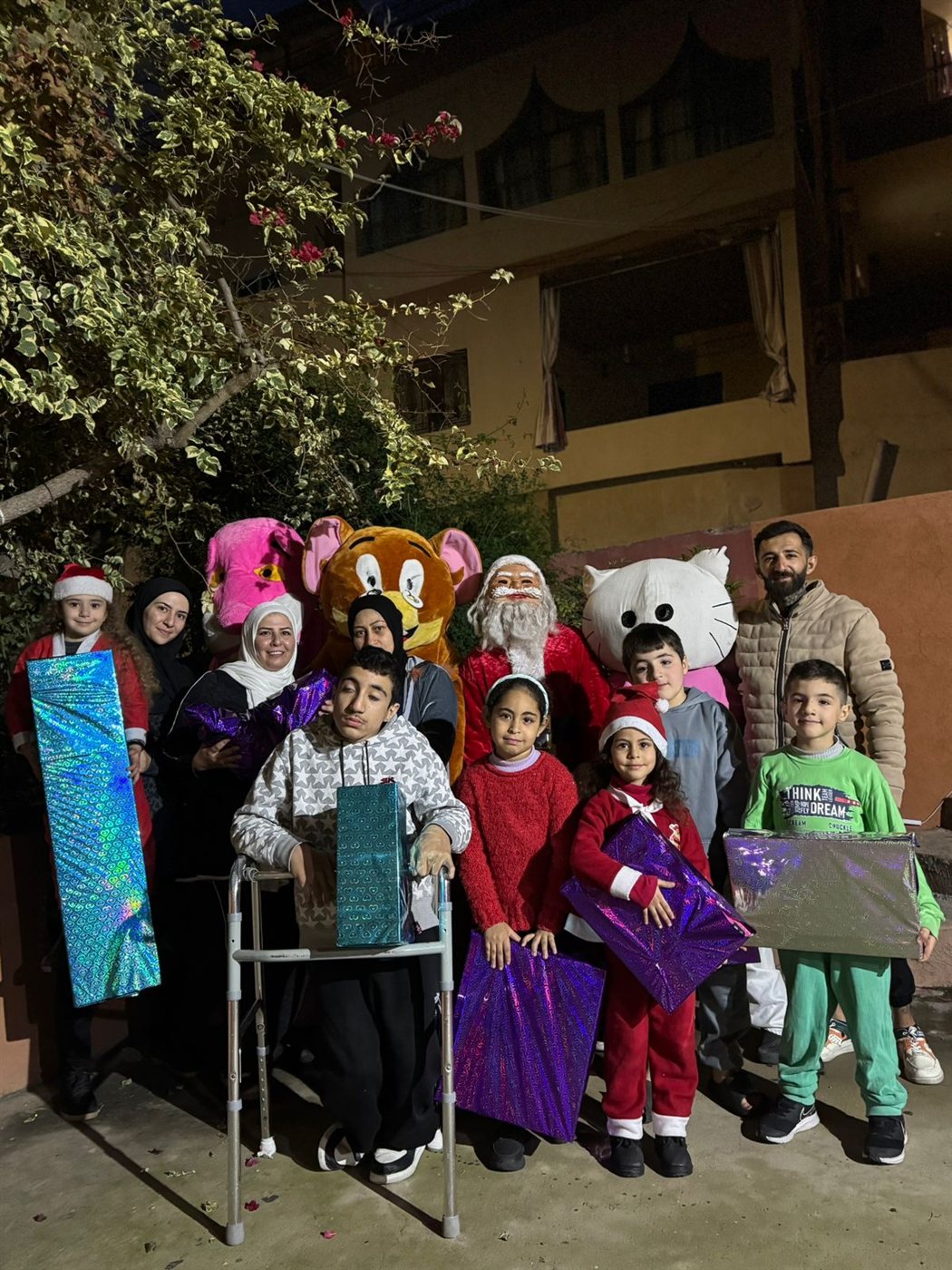 محلات قاسم في طورا تحتفل بعيد الميلاد وتعلن الجهوزية لاستقبال الزبائن ليلة رأس السنة