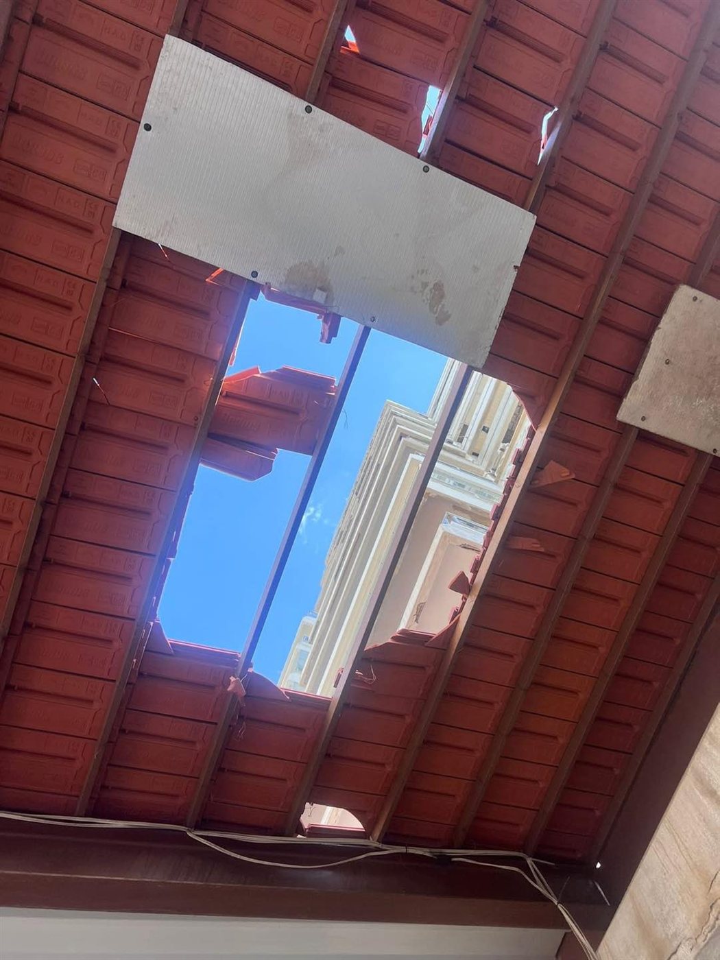 أضرار بفعل الأحوال الجوية الرياح تشتد شمالا وتنبيه للمواطنين!