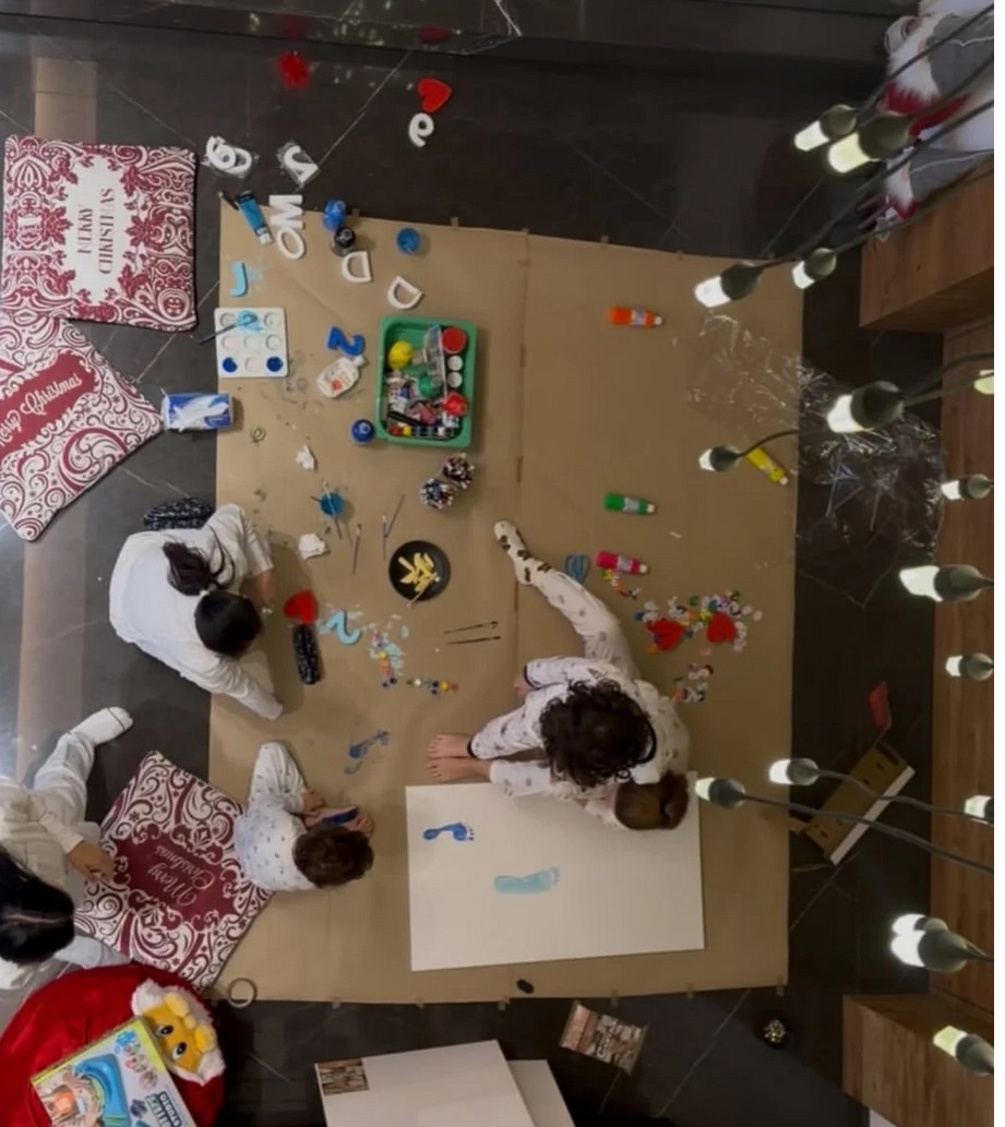 أخفت ملامحه.. زوج ميريام فارس يلهو مع عائلته في منزلهم الفخم (صور)