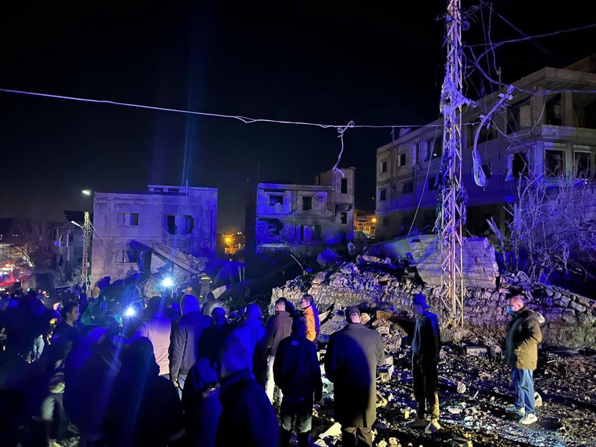 عاجل وبالصورة غارة تستهدف المبنى المهدد في بلدة كفر حتى - قضاء صيدا