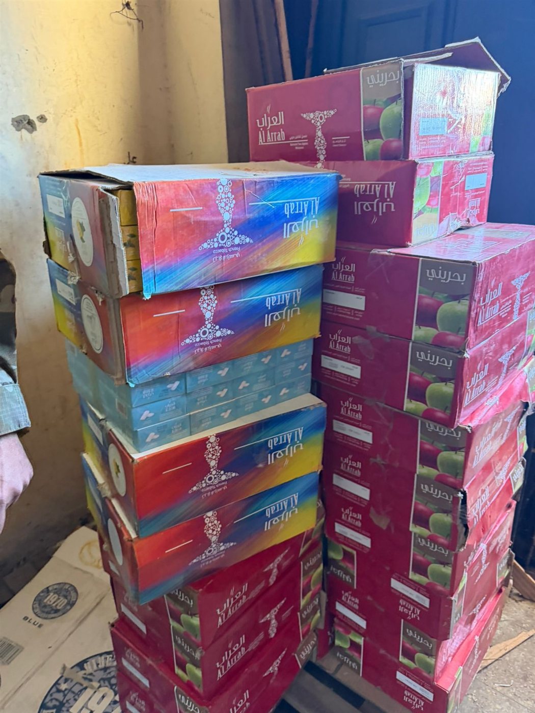 بالصور: دهم مستودعات لتخزين المصنوعات التبغية المهربة والمزورة!