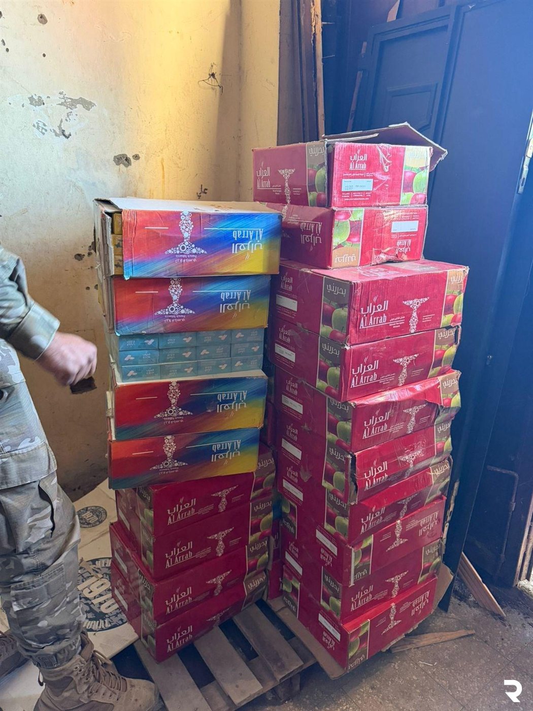 بالصور: دهم مستودعات لتخزين المصنوعات التبغية المهربة والمزورة!