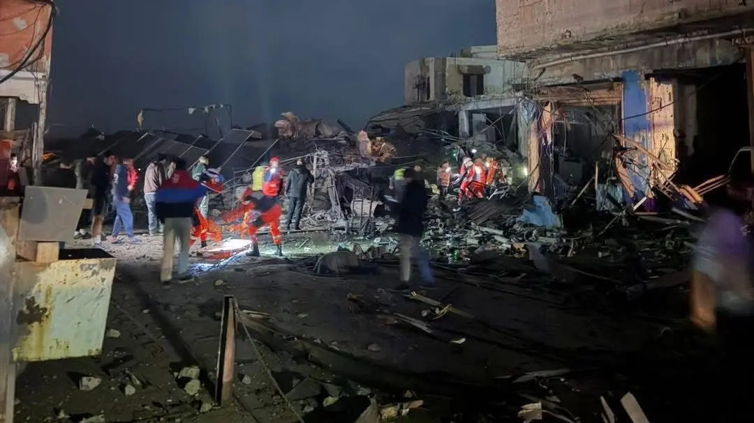 استهداف مبنى في المنطقة الصناعية في سينيق فجرا وسقوط جريح