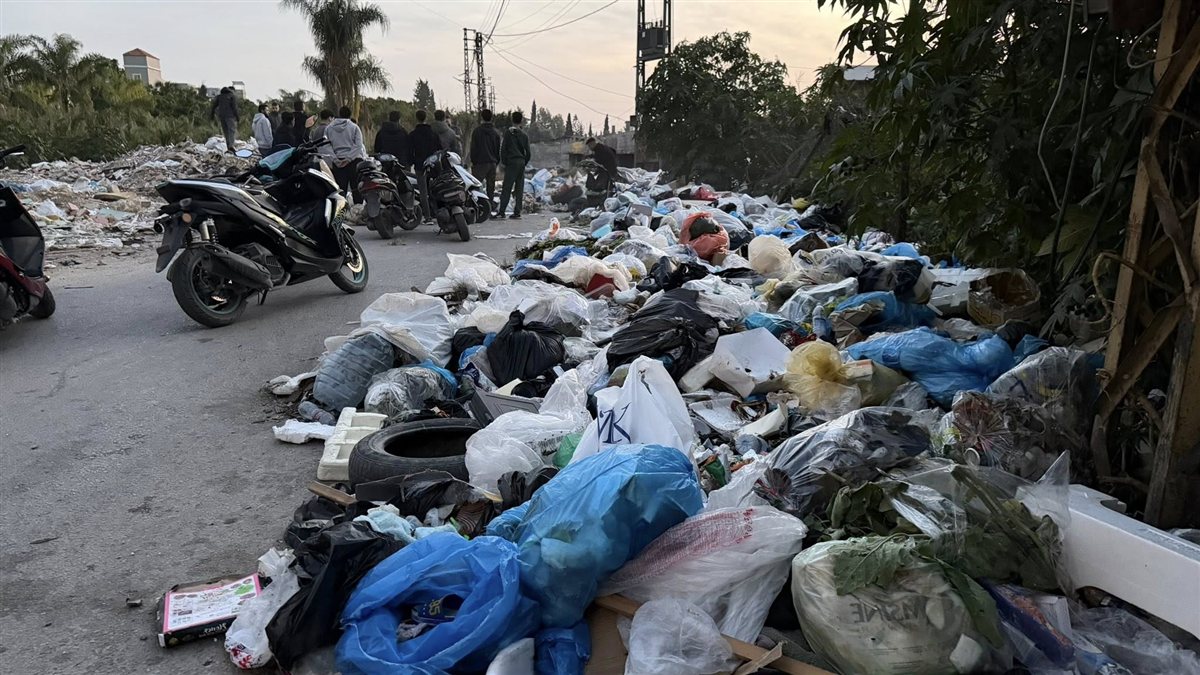 بالصور: الزبالة تخنقنا ... أهالي المساكن الشعبية قرب صور يوجهون نداء عاجلا إلى بلدية برج الشمالي!