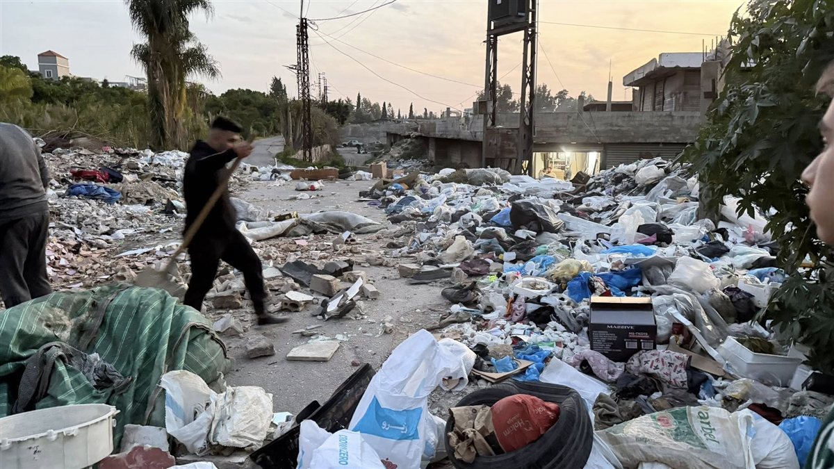 بالصور: الزبالة تخنقنا ... أهالي المساكن الشعبية قرب صور يوجهون نداء عاجلا إلى بلدية برج الشمالي!