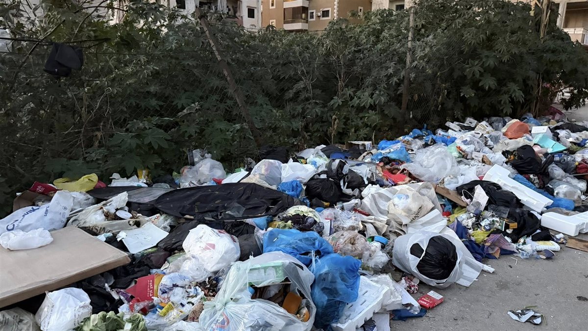 بالصور: الزبالة تخنقنا ... أهالي المساكن الشعبية قرب صور يوجهون نداء عاجلا إلى بلدية برج الشمالي!