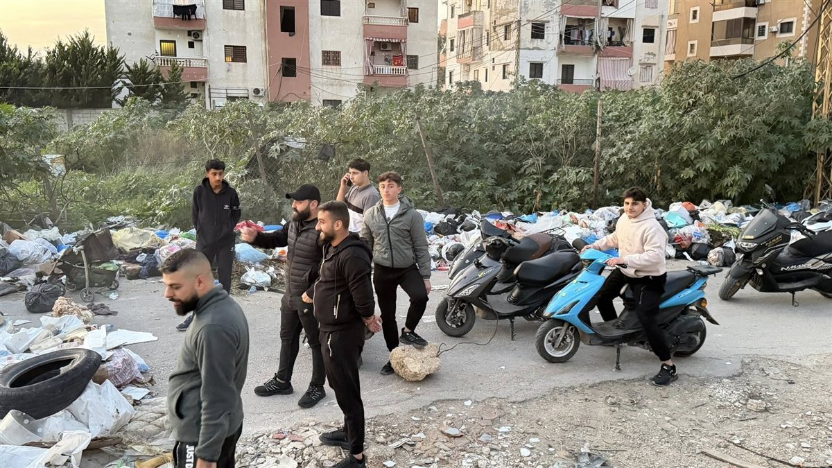 بالصور: الزبالة تخنقنا ... أهالي المساكن الشعبية قرب صور يوجهون نداء عاجلا إلى بلدية برج الشمالي!