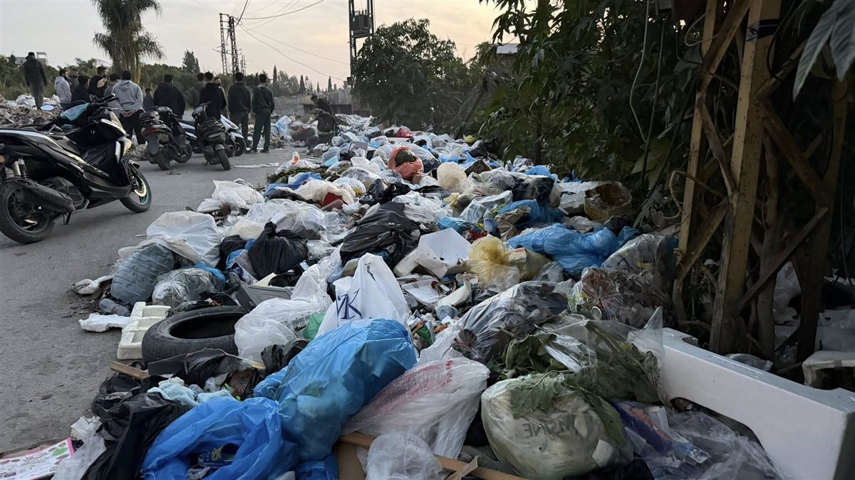 بالصور: الزبالة تخنقنا ... أهالي المساكن الشعبية قرب صور يوجهون نداء عاجلا إلى بلدية برج الشمالي!