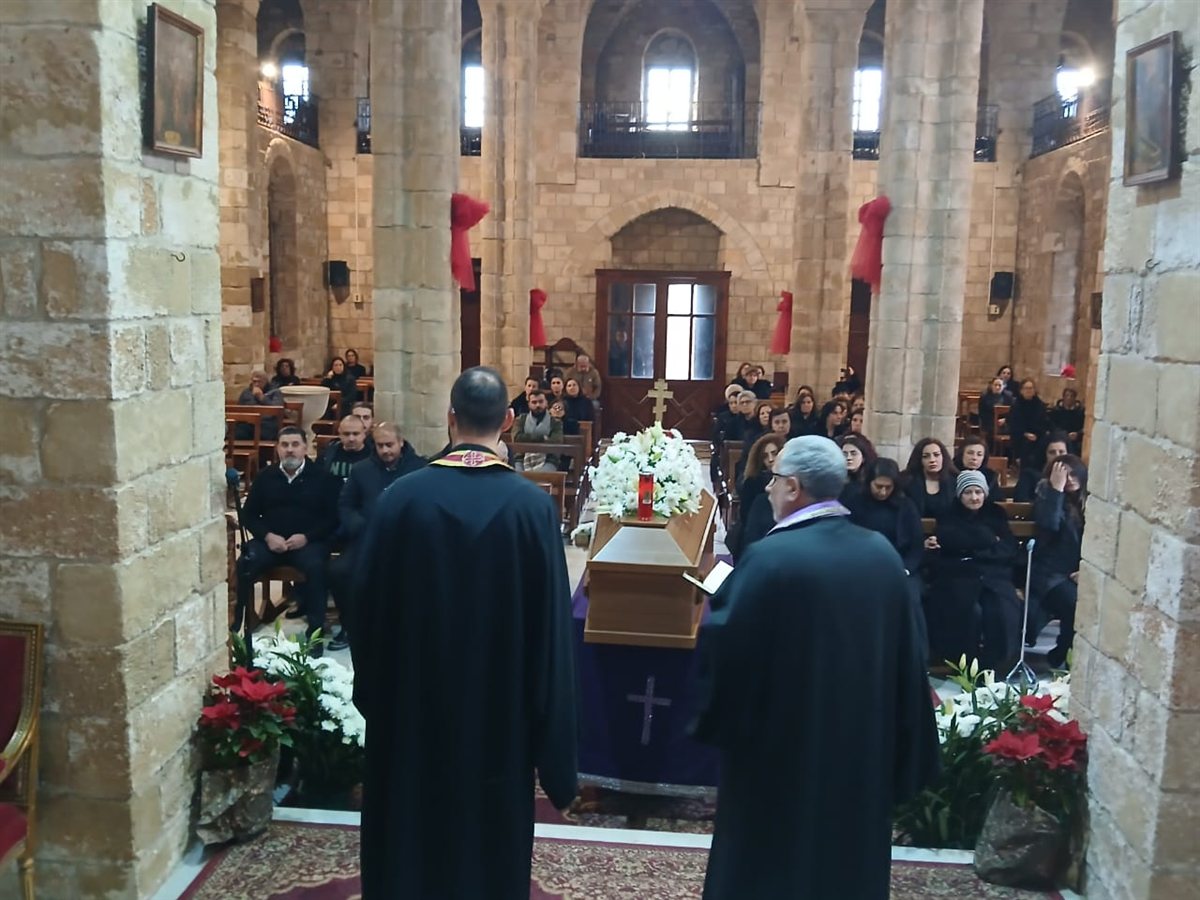 بالصور: تشييع المرحومة السيدة ليلى شماس في مدينة صور