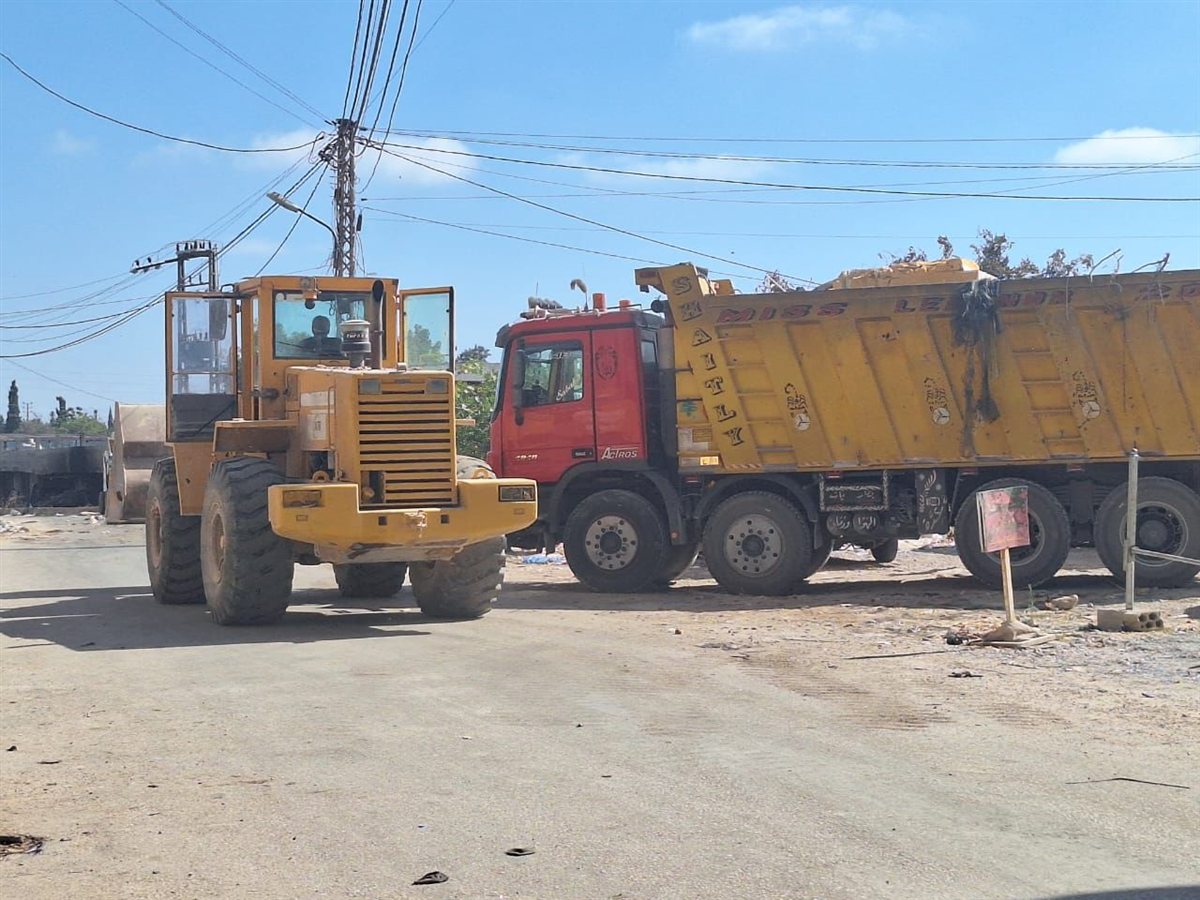 بلدية برج الشمالي ترفع النفايات المتراكمة في المساكن الشعبية وتؤكد: نقوم بتنظيف هذا المكان بإستمرار وسنعمل على منع القاء النفايات العشوائي فيه