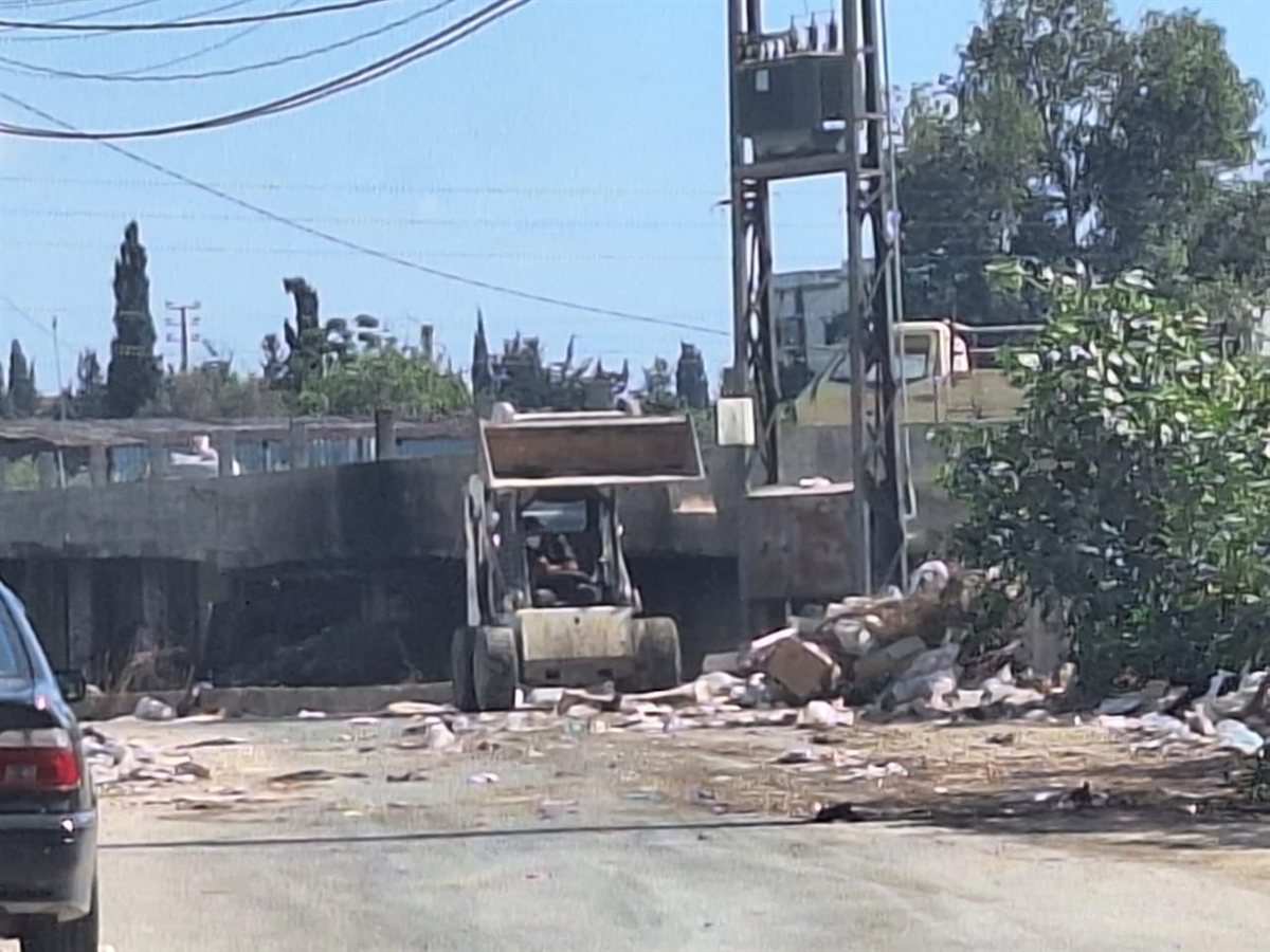 بلدية برج الشمالي ترفع النفايات المتراكمة في المساكن الشعبية وتؤكد: نقوم بتنظيف هذا المكان بإستمرار وسنعمل على منع القاء النفايات العشوائي فيه