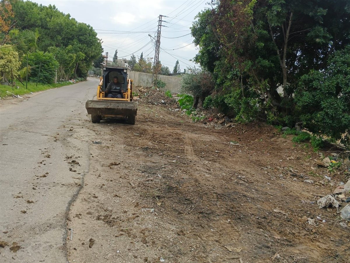 بلدية برج الشمالي ترفع النفايات المتراكمة في المساكن الشعبية وتؤكد: نقوم بتنظيف هذا المكان بإستمرار وسنعمل على منع القاء النفايات العشوائي فيه