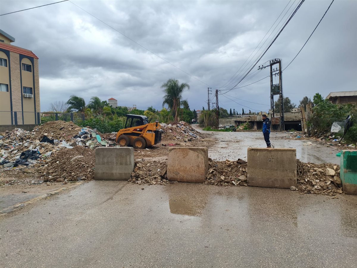 بلدية برج الشمالي ترفع النفايات المتراكمة في المساكن الشعبية وتؤكد: نقوم بتنظيف هذا المكان بإستمرار وسنعمل على منع القاء النفايات العشوائي فيه