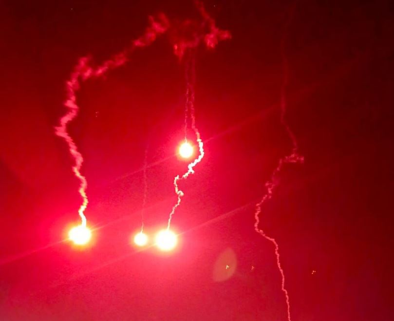 قنابل مضيئة في أجواء طرابلس ما مصدرها؟ (صور)