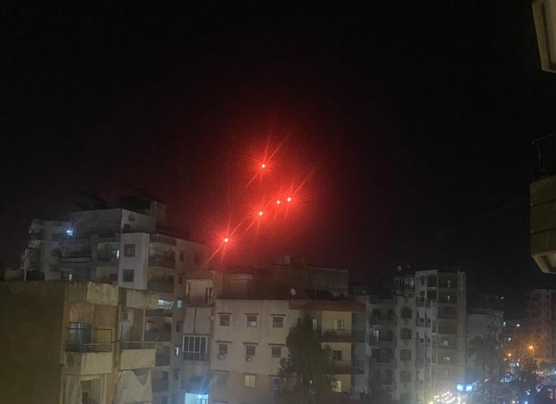 قنابل مضيئة في أجواء طرابلس ما مصدرها؟ (صور)