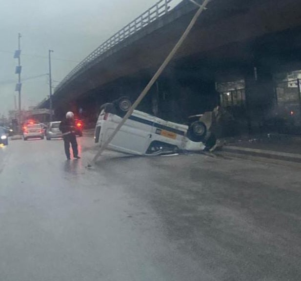 إصابة شخصين نتيجة انقلاب سيارة من الجسر قرب سوق الأحد في سن الفيل
