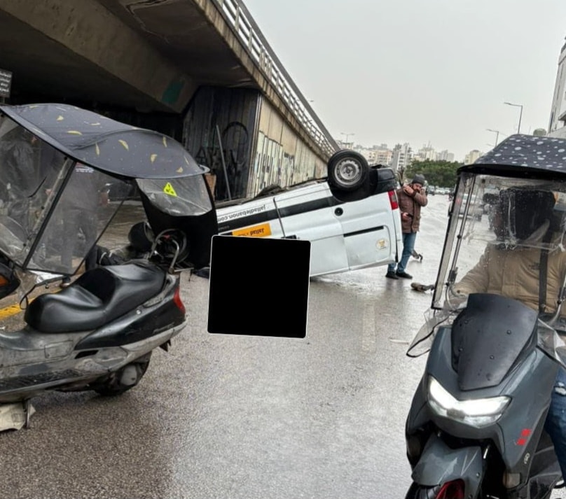 إصابة شخصين نتيجة انقلاب سيارة من الجسر قرب سوق الأحد في سن الفيل