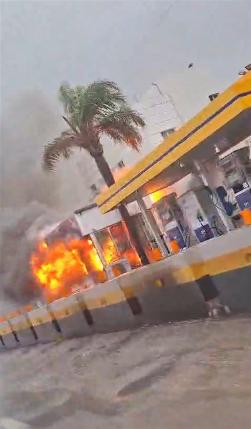 اندلاع حريق قرب محطة وقود كاد يصل إلى خزانات المواد النفطية! (صور)