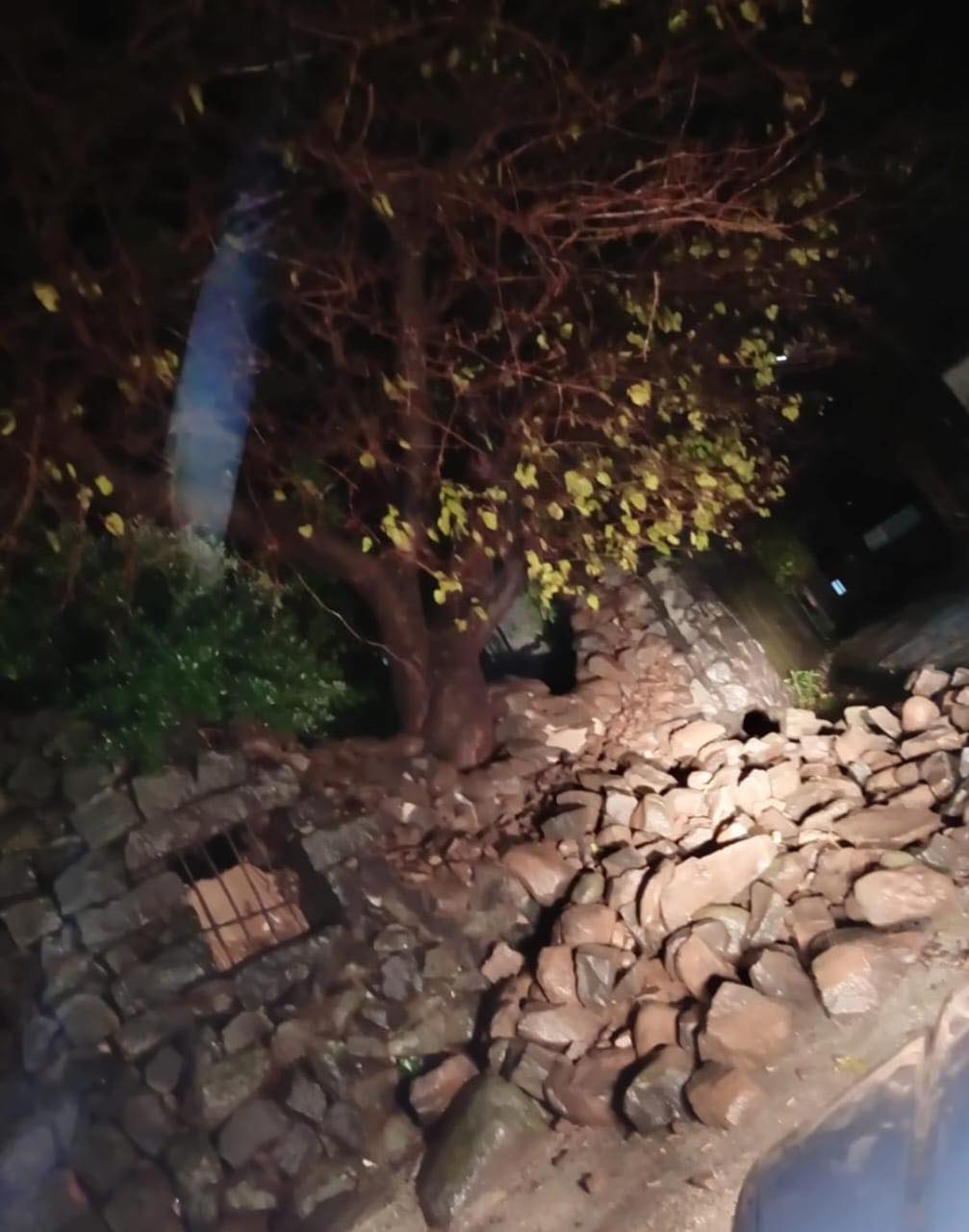 صاعقة رعدية تضرب بلدة لبنانية.. وتلحق أضرارا بأحد المنازل!