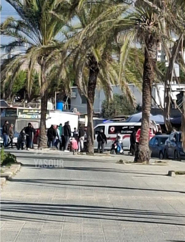 ارصفة صور لكل شيئ الا للمشاة .... جصان يركل فتاة صغيرة على الرصيف والفلتان مستمر