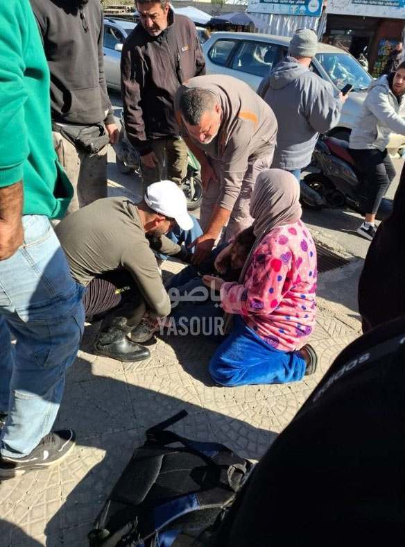 ارصفة صور لكل شيئ الا للمشاة .... جصان يركل فتاة صغيرة على الرصيف والفلتان مستمر