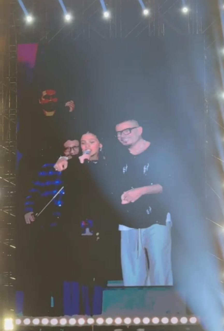 سرقت الأضواء.. جنا ابنة عمرو دياب تشاركه حفله (صور)