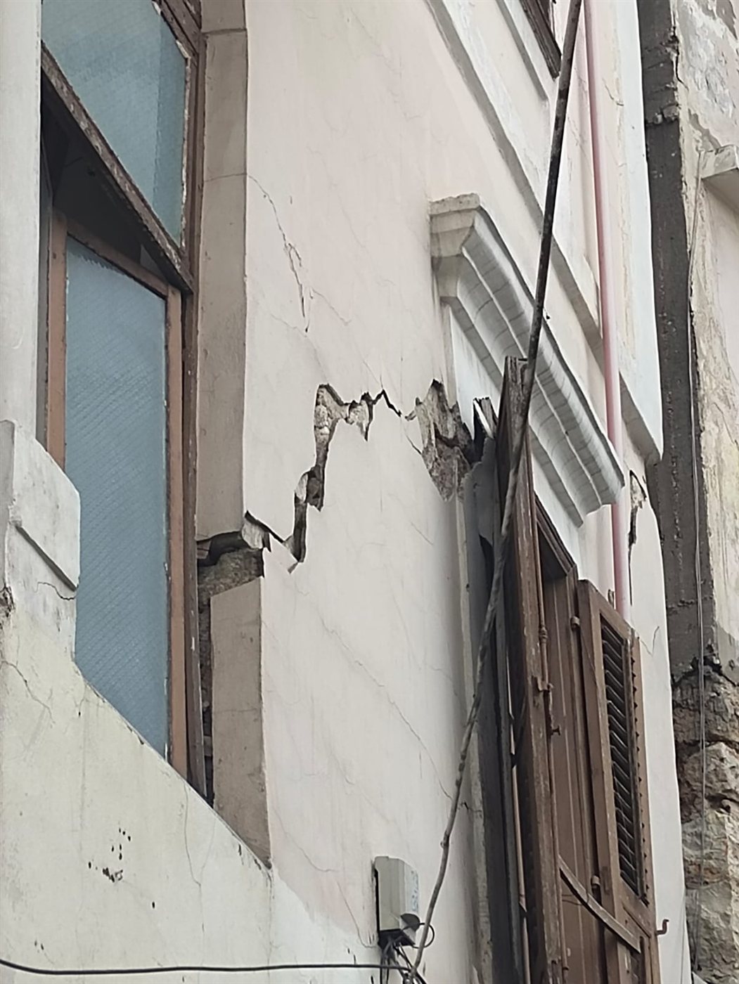 بالصور: تخوفا من انهيار مبنى.. إخلاء مدرسة!