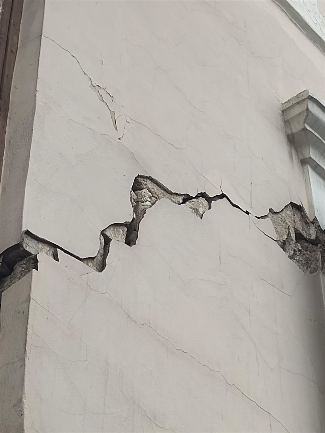 بالصور: تخوفا من انهيار مبنى.. إخلاء مدرسة!