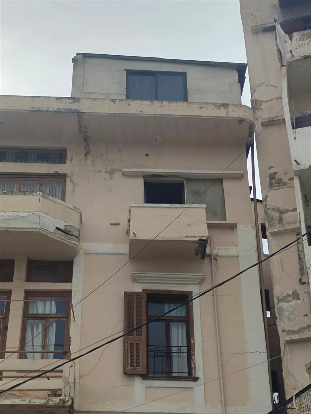 بالصور: تخوفا من انهيار مبنى.. إخلاء مدرسة!