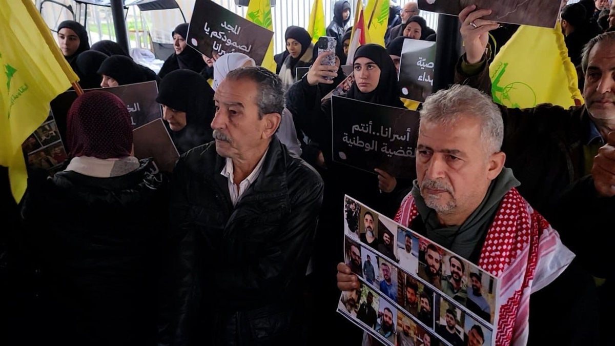 وقفة تضامنية في مدينة النبطية مع الأسرى في سجون الإحتلال ..