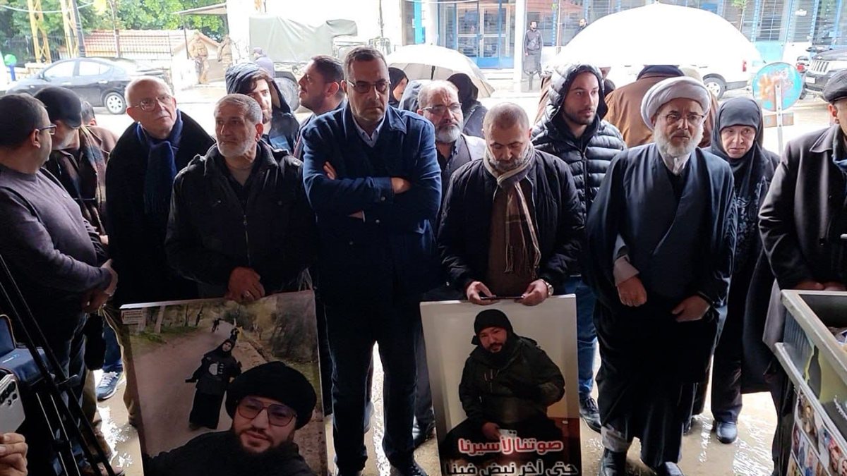 وقفة تضامنية في مدينة النبطية مع الأسرى في سجون الإحتلال ..