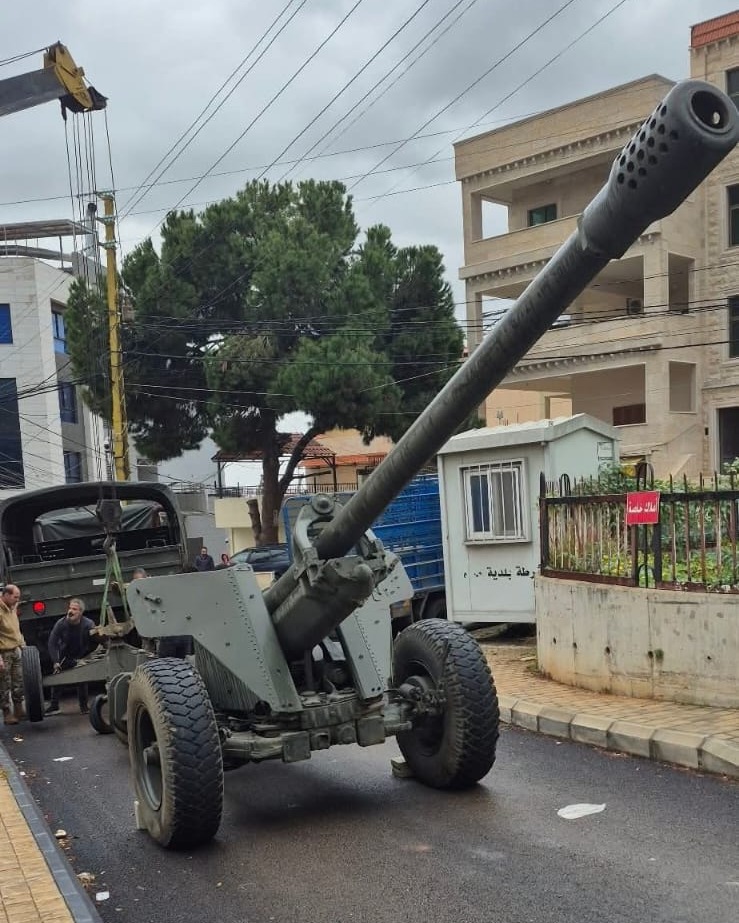 مدفع عيار 130 ملم في وسط ساحة مزبود