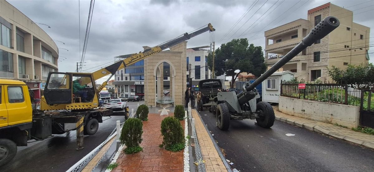 مدفع عيار 130 ملم في وسط ساحة مزبود