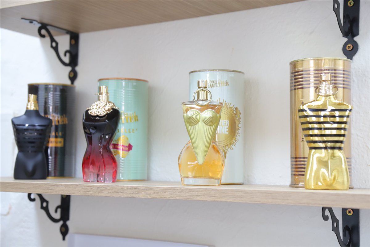 عند فقيه للعطورات - Fakih Perfume الجودة بتحكي عن حالها: تشكيلة من العطورات التركية والخليجية