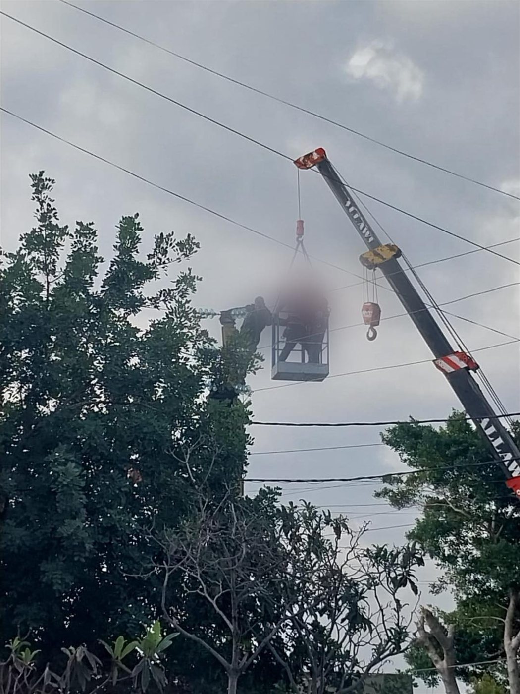 بالصورة: صيانة تتحول إلى حادث عامل كهرباء يصاب بصعقة!