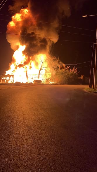 حريق ضخم في خيم يسكنها نازحون سوريون قرب مركز باسل الاسد الثقافي في صور