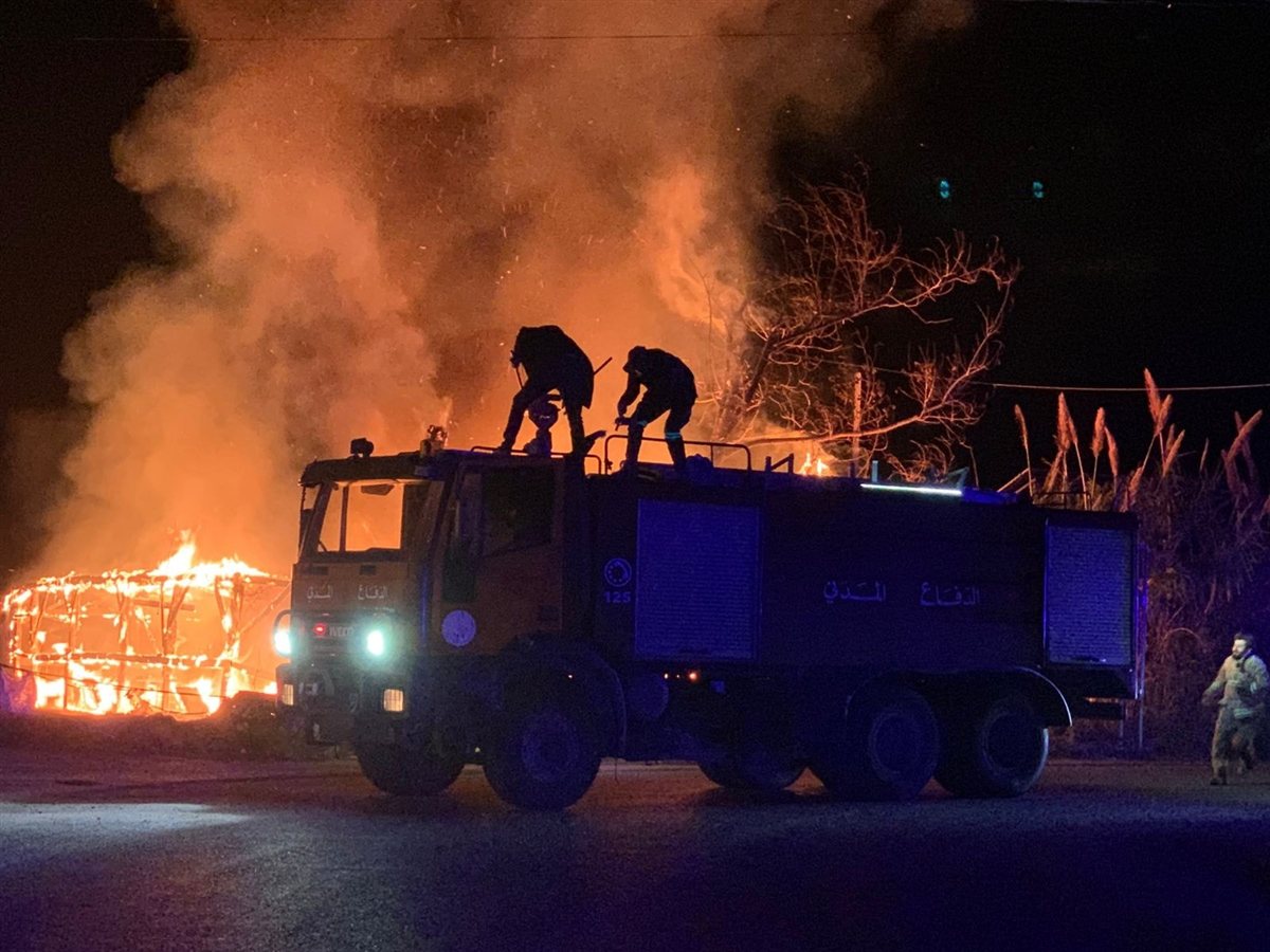 حريق ضخم في خيم يسكنها نازحون سوريون قرب مركز باسل الاسد الثقافي في صور