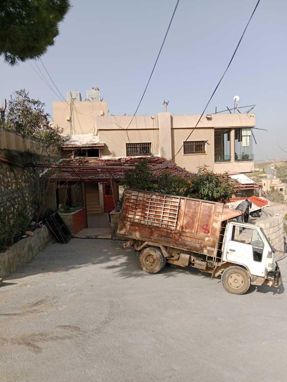 بلدية الكفور تواصل معالجة أضرار العدوان الإسرائيلي وتأمين مساكن بديلة للمتضررين