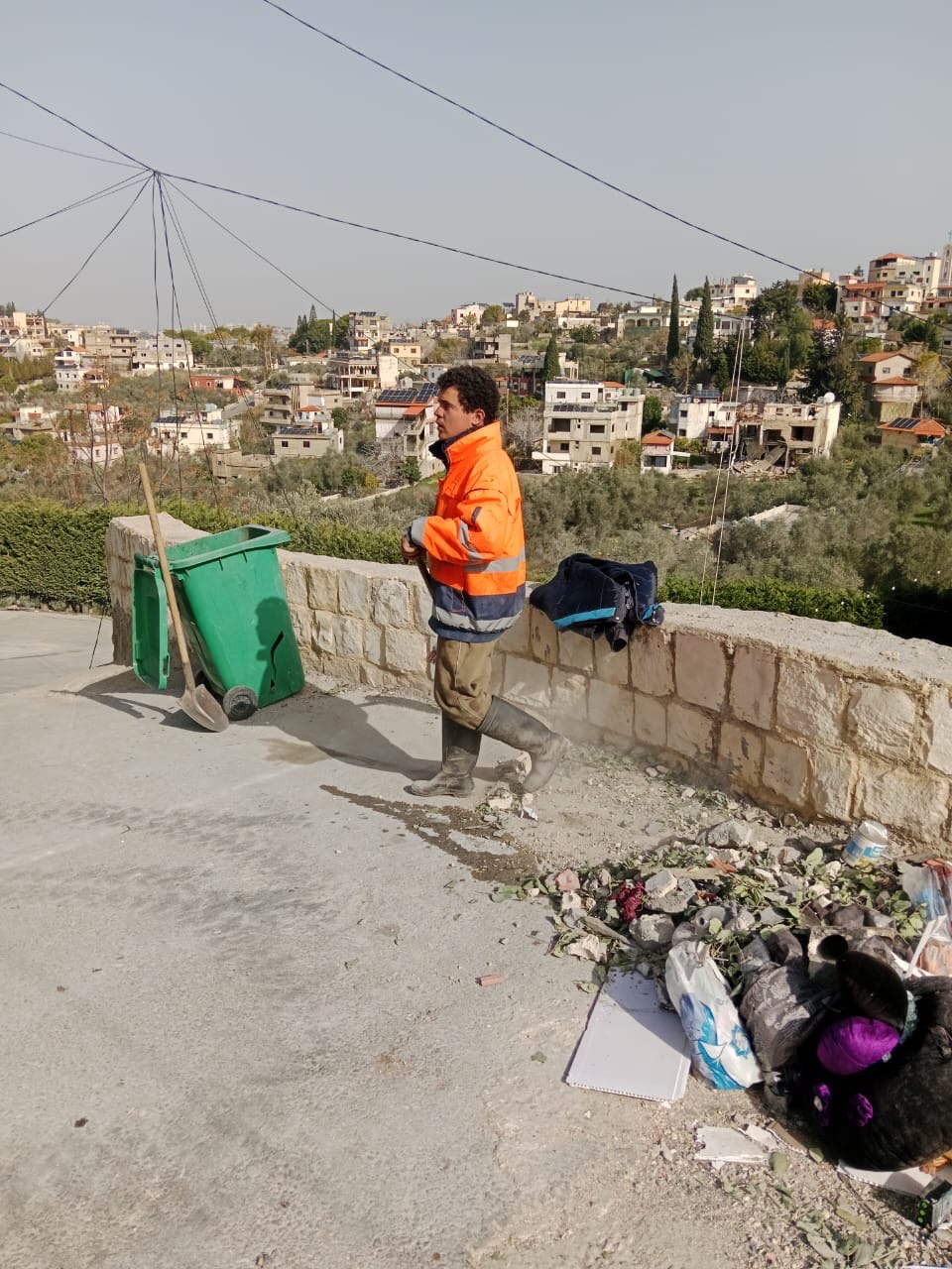 بلدية الكفور تواصل معالجة أضرار العدوان الإسرائيلي وتأمين مساكن بديلة للمتضررين