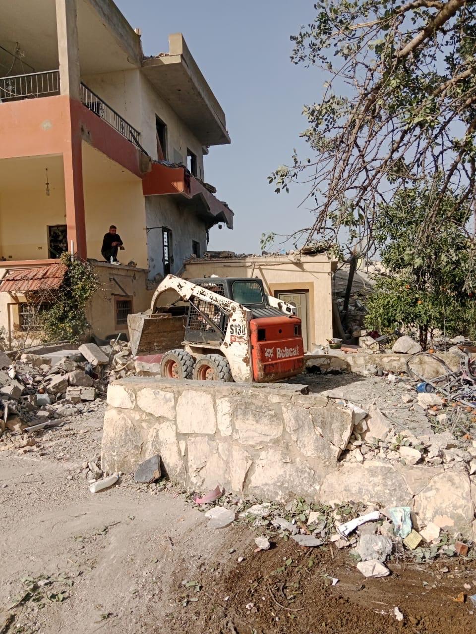 بلدية الكفور تواصل معالجة أضرار العدوان الإسرائيلي وتأمين مساكن بديلة للمتضررين