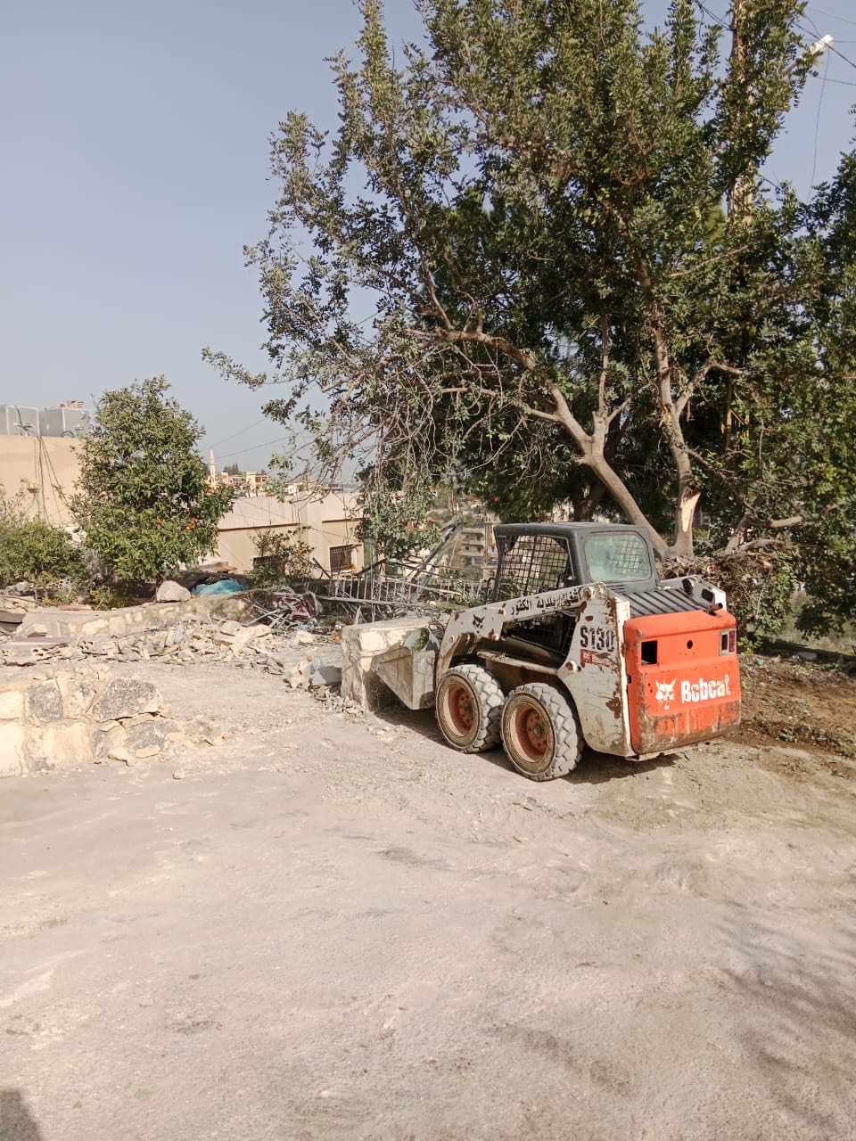 بلدية الكفور تواصل معالجة أضرار العدوان الإسرائيلي وتأمين مساكن بديلة للمتضررين