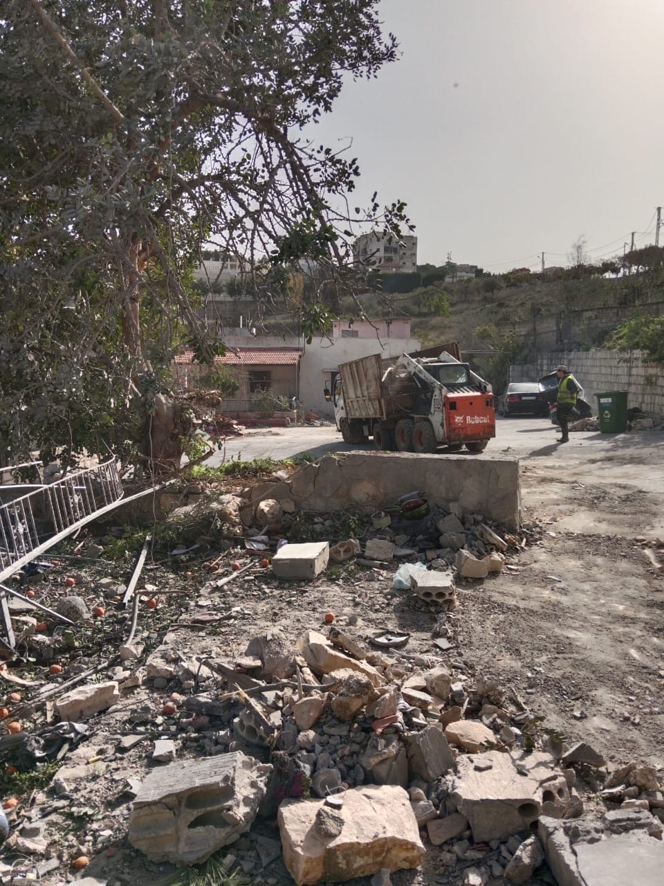 بلدية الكفور تواصل معالجة أضرار العدوان الإسرائيلي وتأمين مساكن بديلة للمتضررين