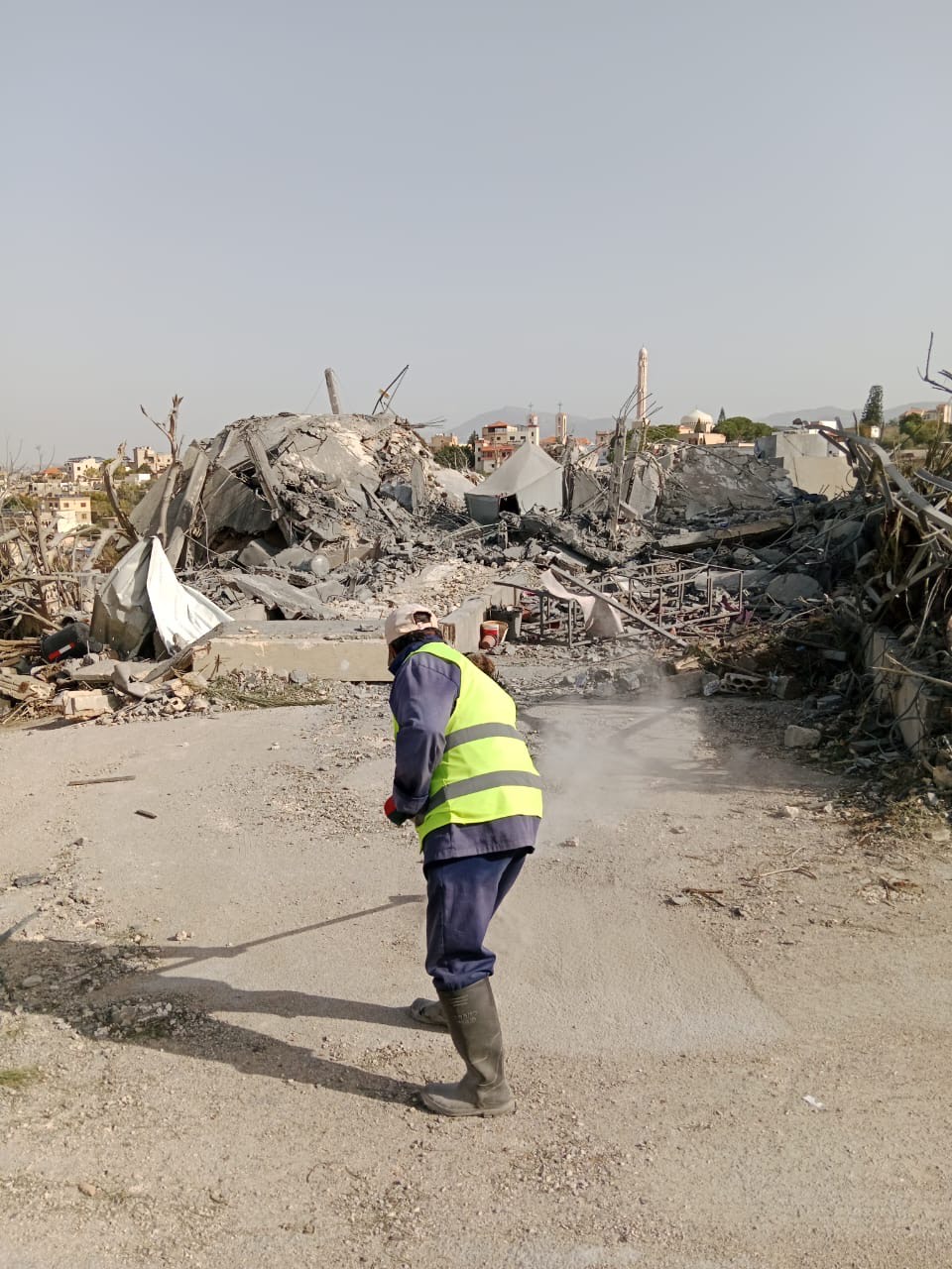 بلدية الكفور تواصل معالجة أضرار العدوان الإسرائيلي وتأمين مساكن بديلة للمتضررين