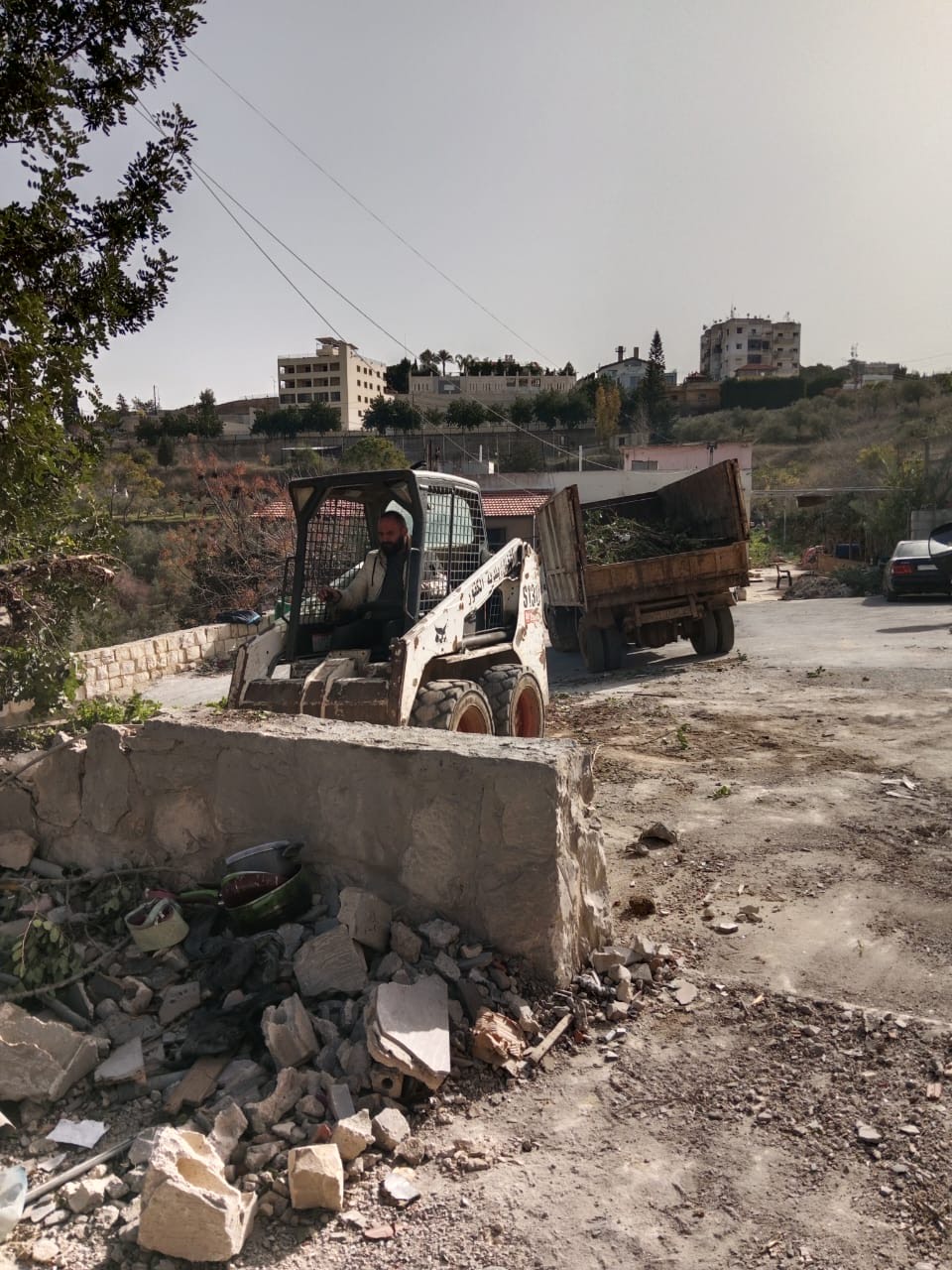 بلدية الكفور تواصل معالجة أضرار العدوان الإسرائيلي وتأمين مساكن بديلة للمتضررين