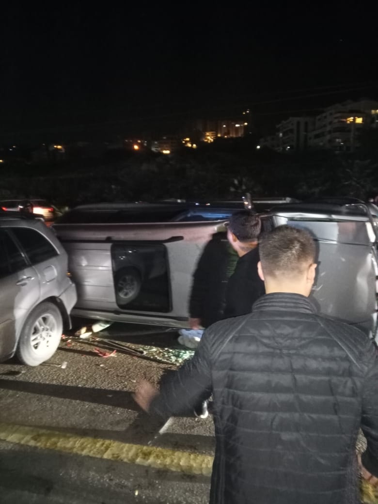 انقلاب سيارة على اوتوستراد خلدة