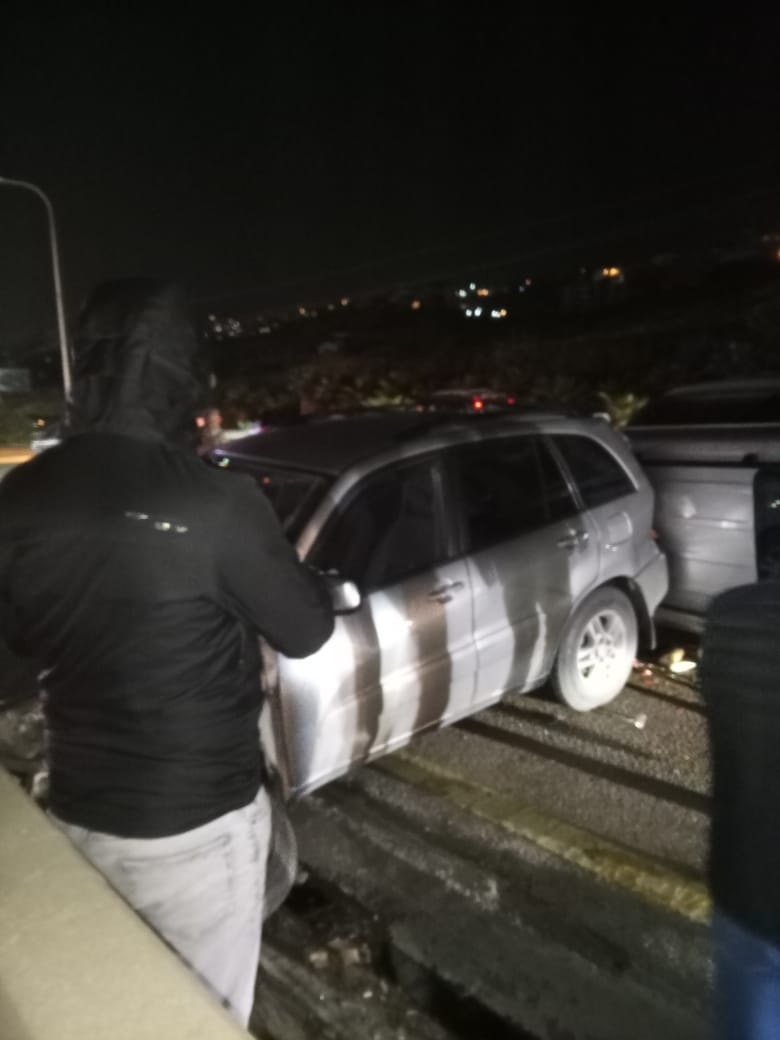 انقلاب سيارة على اوتوستراد خلدة